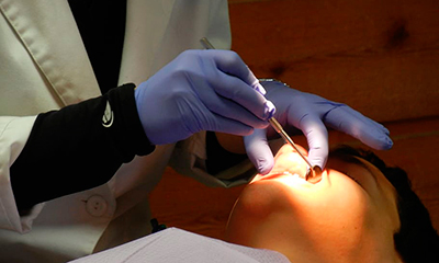 Justiça condena clínica odontológica por uso indevido da imagem de profissional